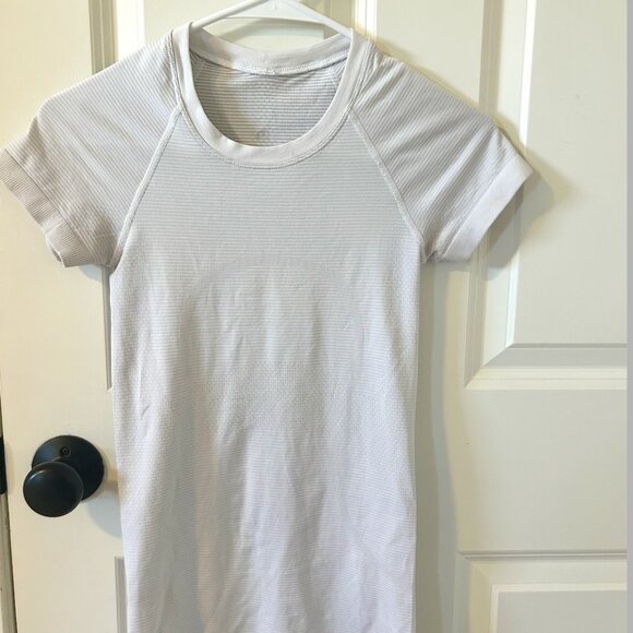 Lululemon Swiftly Tech Short-Sleeve Shirt 2.0 Hip Length- Color White - Picture 1 of 2